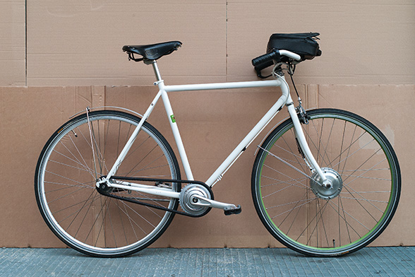 I bought this electric bike just to see whether it actually works. It doesn’t look as heavy as other pedelecs, but the battery on the handlebars doesn’t exactly look elegant either. It was designed by an architect, Hadi Teherani, and looks great, but at the expense of function. Quite frankly: I have never really used it, apart from around the block. But perhaps one day I’ll be grateful for some electric assistance.
